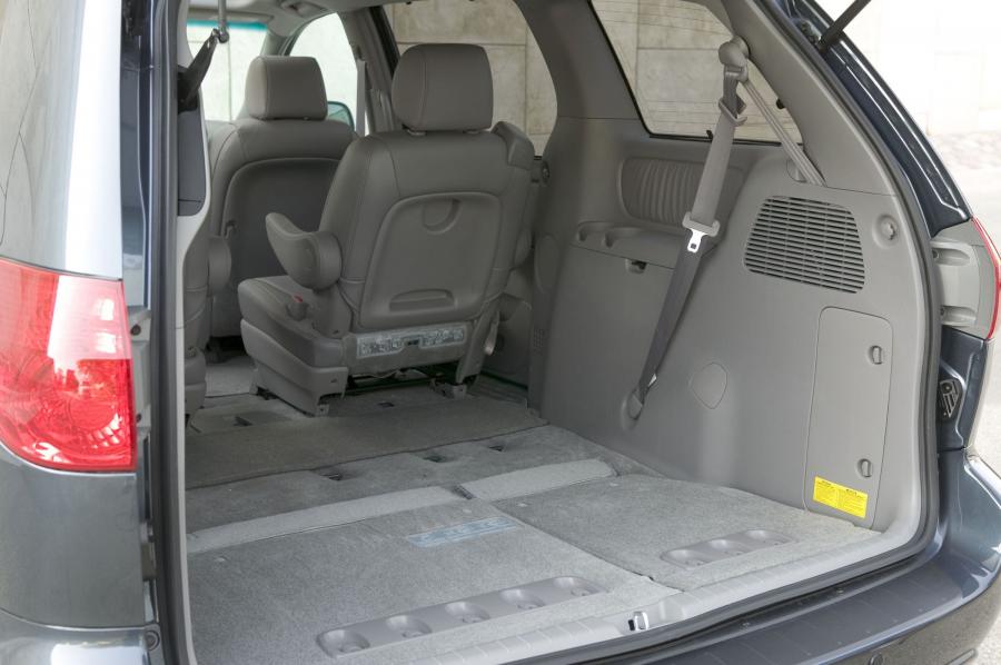  Toyota Sienna 2006 года  (фото 14 из 36)